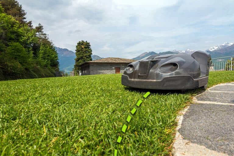 Robot mower cutting to the edge with a boundary wire