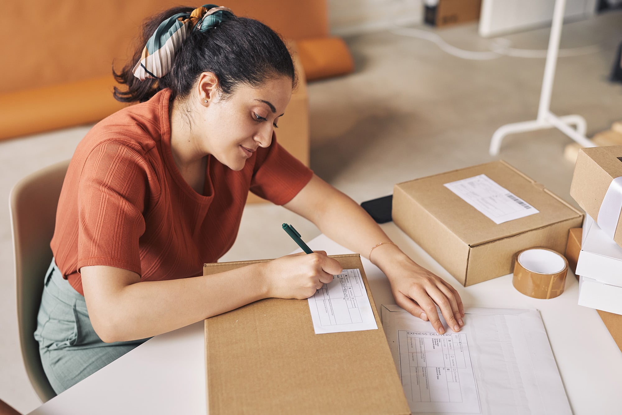 shopify-carrier-signing-the-box-before-shipping