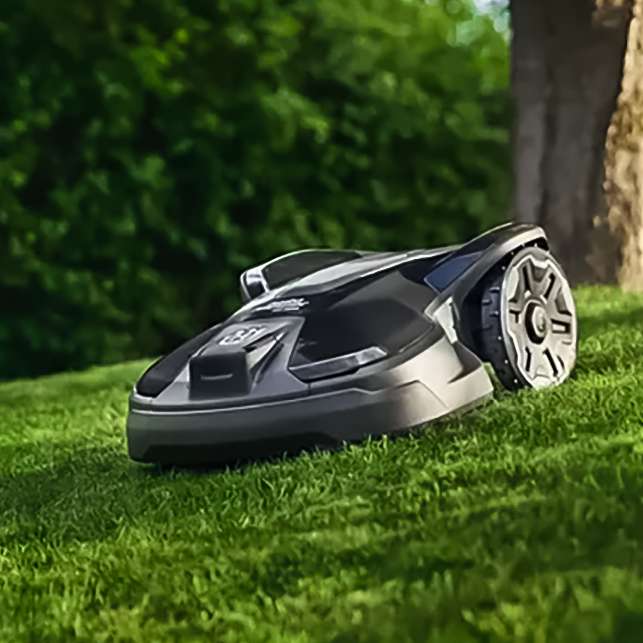 Husqvarna 320 Nera On lawn
