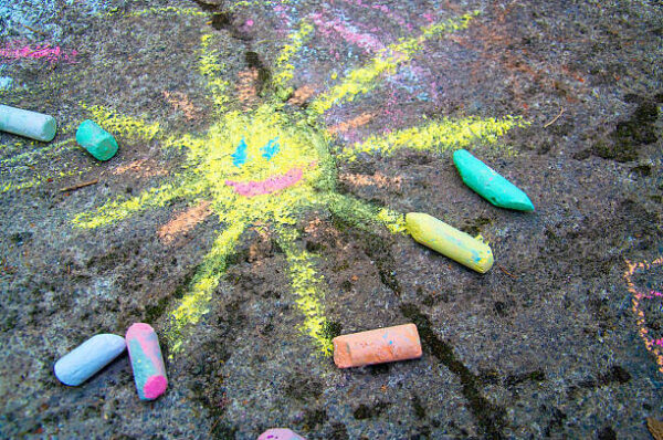 Sidewalk Chalk Bucket of 24 Pieces, 12 Brilliant Colours - Image 2